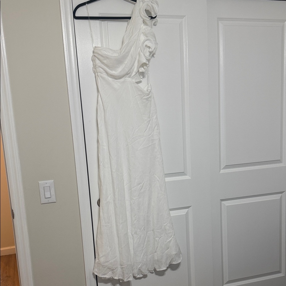 Elegant Right One-Shoulder White Dress with Rosette Detail